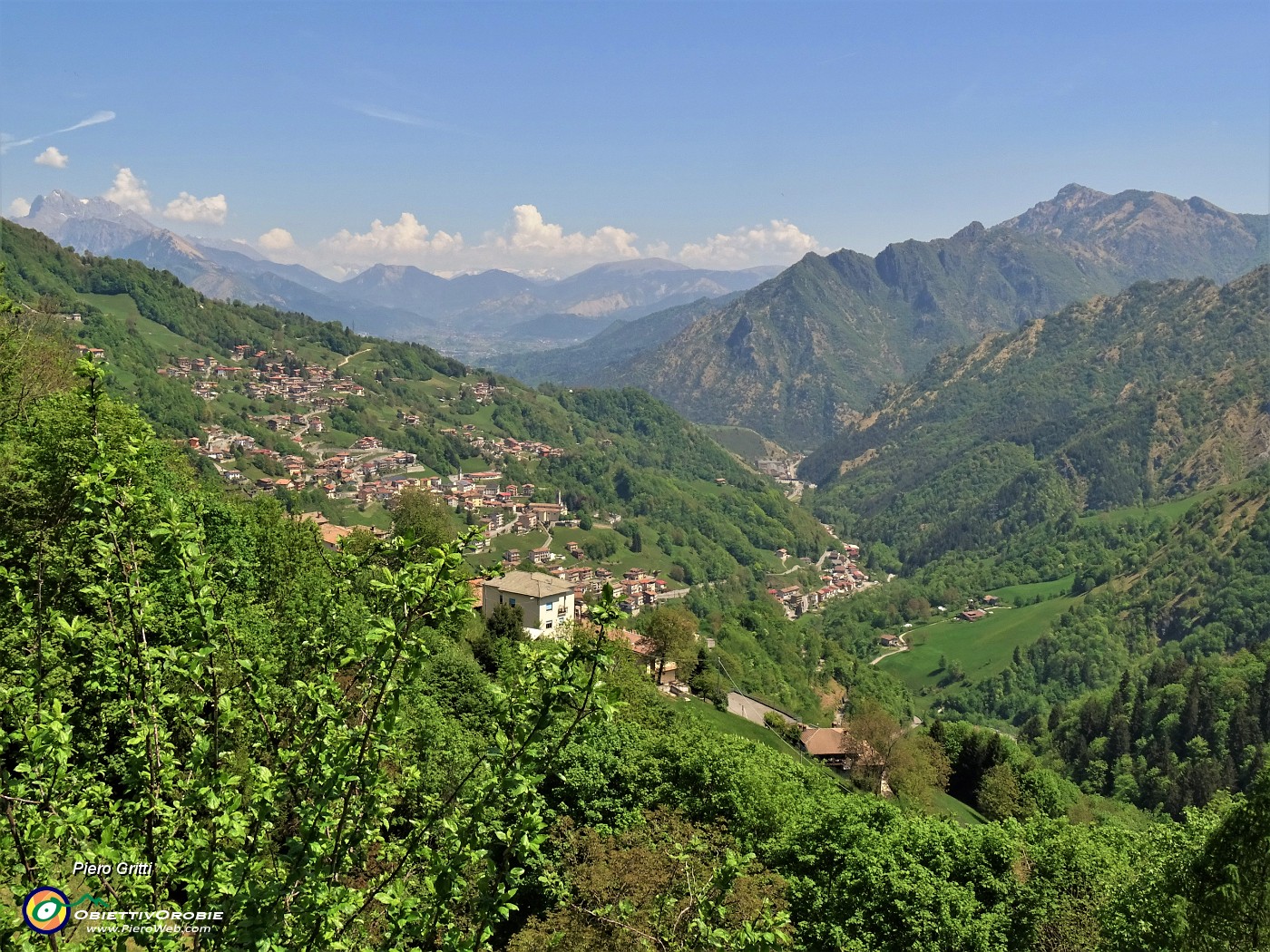 42 Vista sulla bassa Val del Riso e verso il Pizzo Formico.JPG